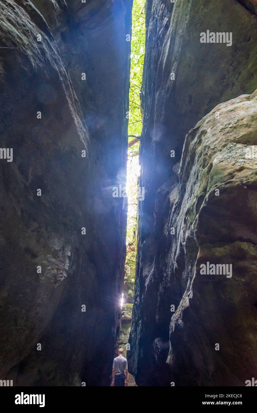 Waldbillig, Wanderer in enger Passage zwischen den Felsen Rittergang in der Kleinen Schweiz (Petite Suisse Luxembourgeoise, kleine Luxemburger Schweiz) in Luxemburg Stockfoto