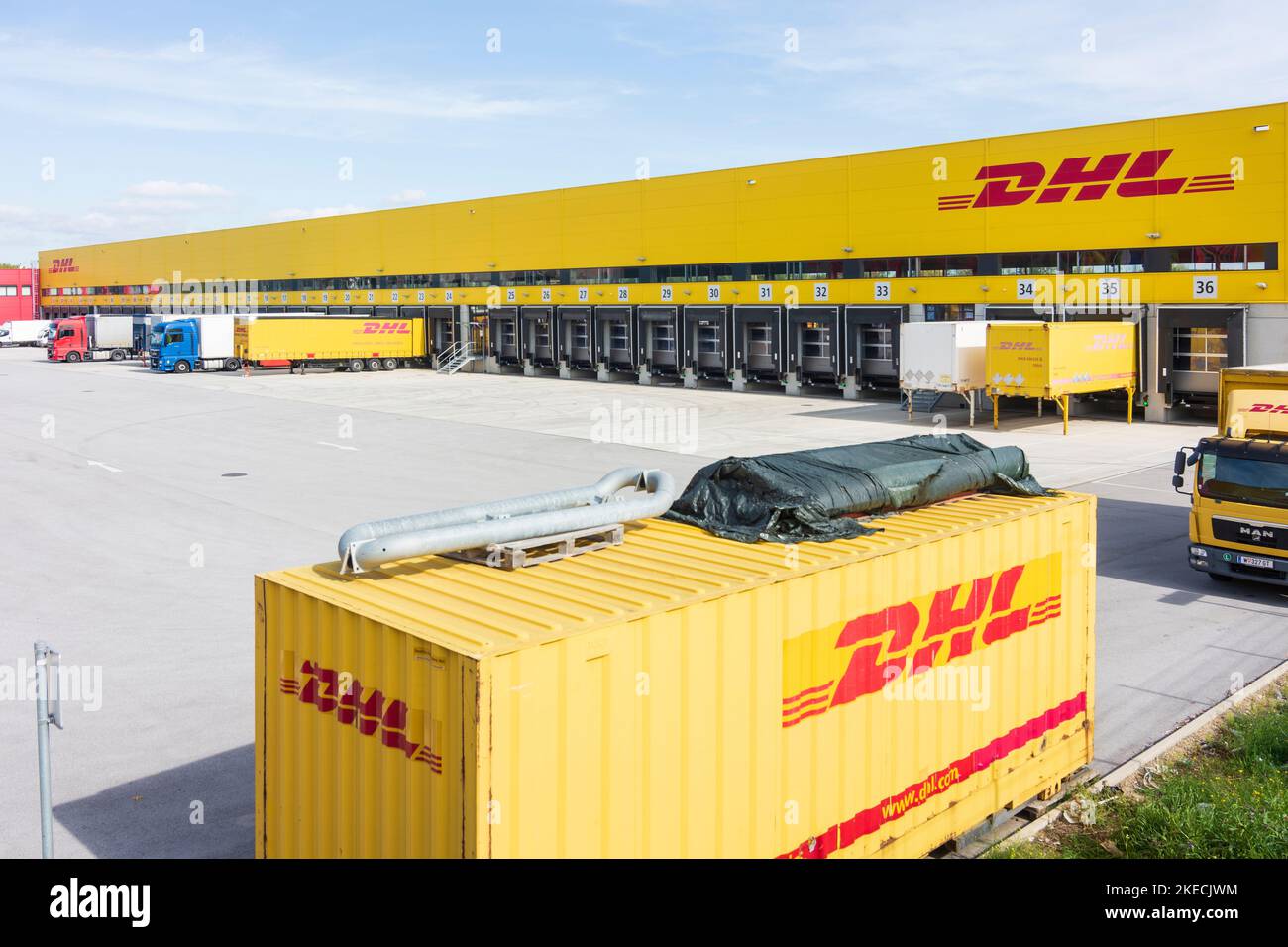 Fischamend, DHL Global Forwarding Logistikzentrum, LKW, Container in Donau, Niederösterreich, Österreich Stockfoto