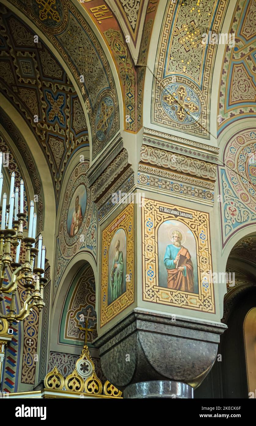 Helsinki, Finnland - 20. Juli 2022: Uspenski-Kathedrale. Nahaufnahme von 2 gemalten heiligen Bildern auf der hoch verzierten Säule, die zu mehr gemalten figu führen Stockfoto