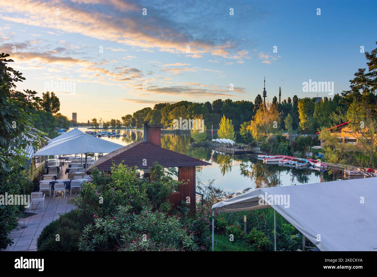 Wien, Oxbow alke Alte Donau bei Sonnenaufgang, Turm Donauturm, Restaurant La Creperie im Jahr 21. Floridsdorf, Wien, Österreich Stockfoto