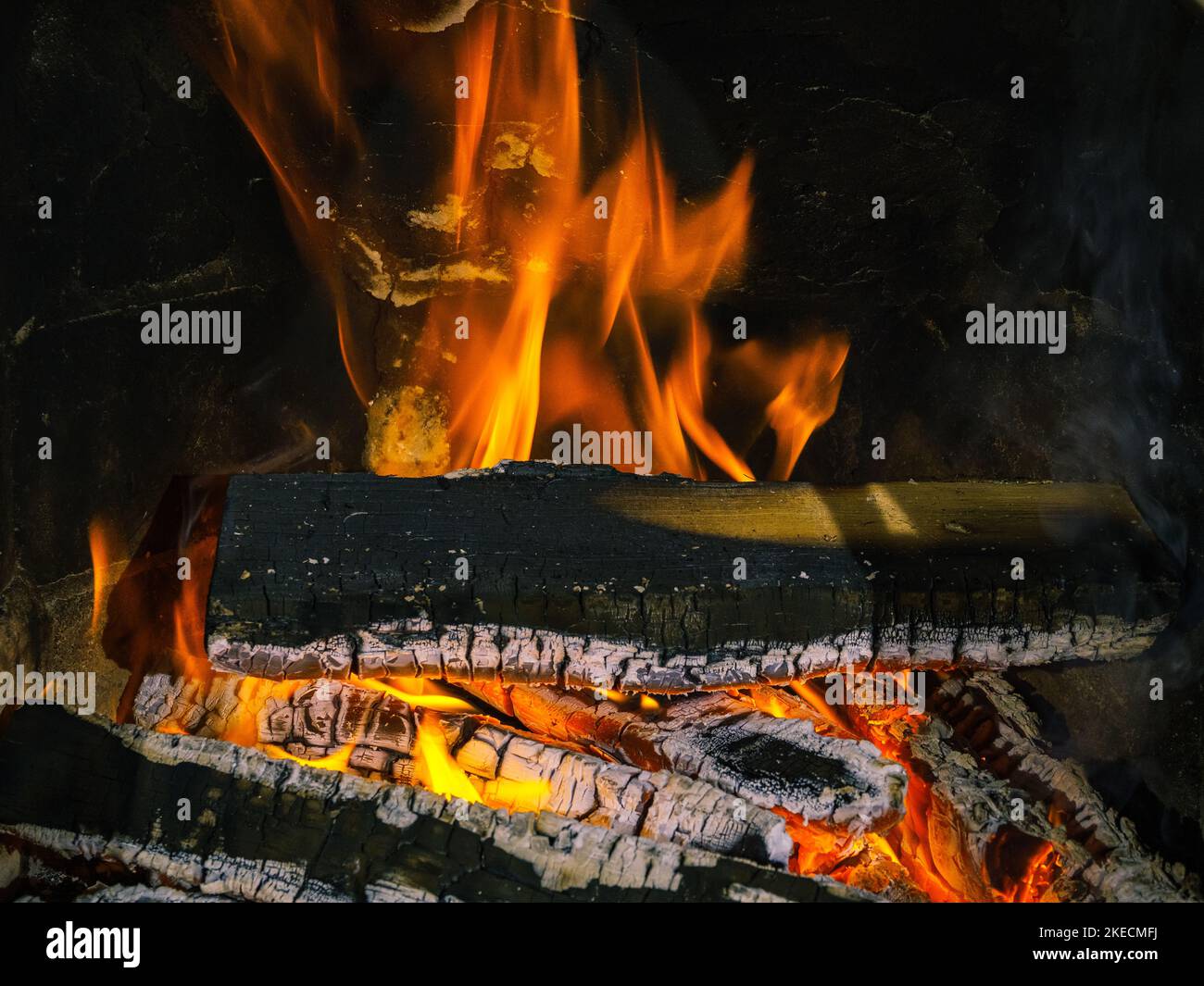Kamin mit brennendem Feuerholz als Konzept zum Entspannen Stockfoto