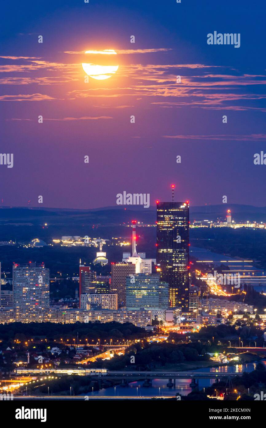 Wien, Vollmondaufgang, Supermond, Donaucity und Neue Donau, DC Tower 1, Turm am Flughafen Schwechat 00. Übersicht, Wien, Österreich Stockfoto