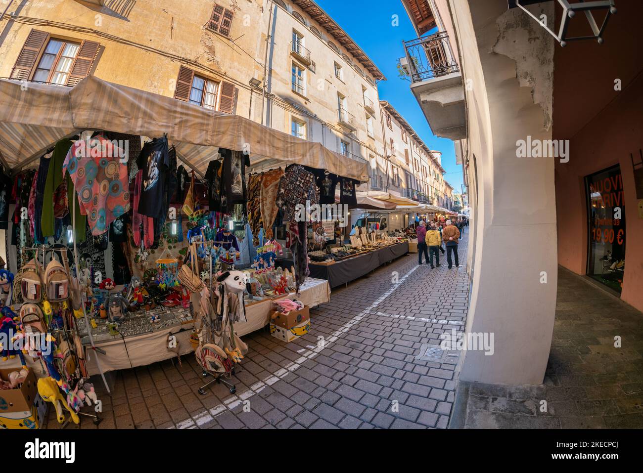 Carmagnola, Turin, Italien - 05. November 2022: Marktstände am Samstag in der Via Ferrucci Valobra, zentrale Straße mit Arkaden im historischen Zentrum Stockfoto