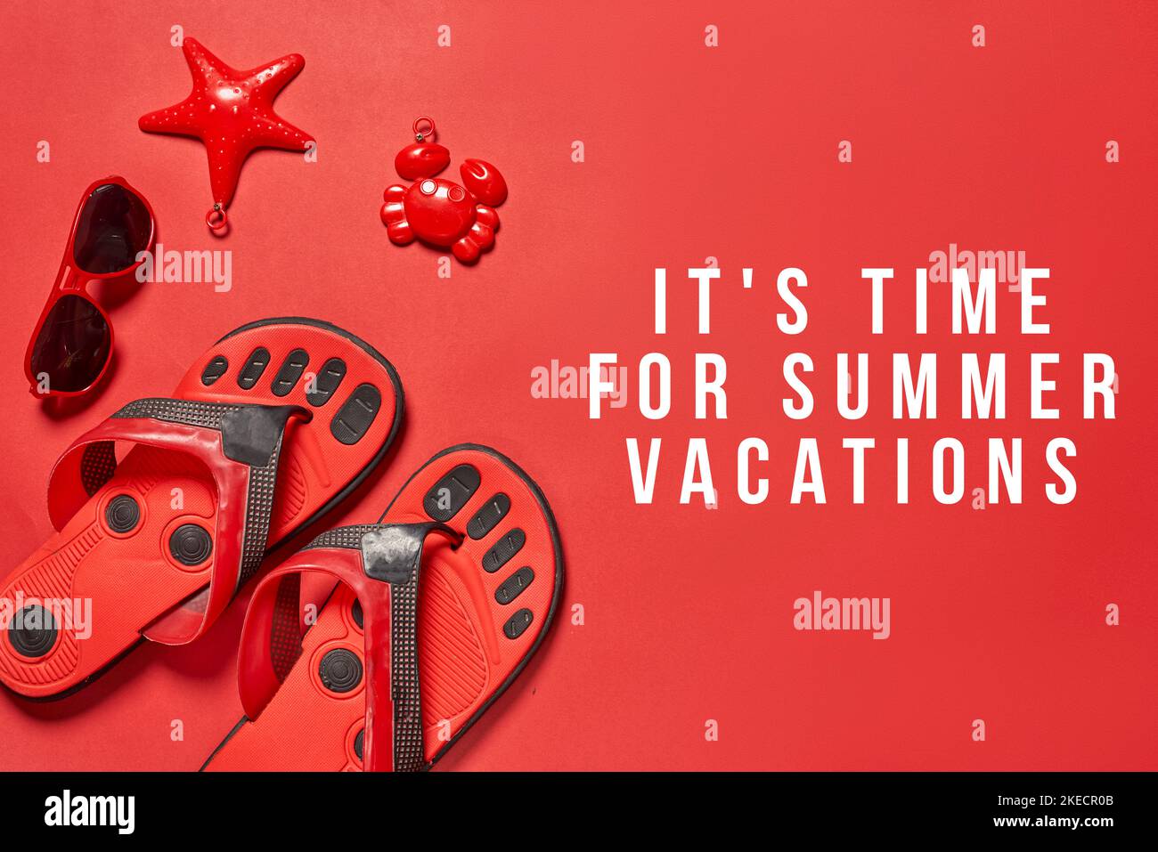 Rote Flipflops mit den Worten, es ist Zeit für Sommerferien, die oben und unten in Weiß geschrieben sind Stockfoto