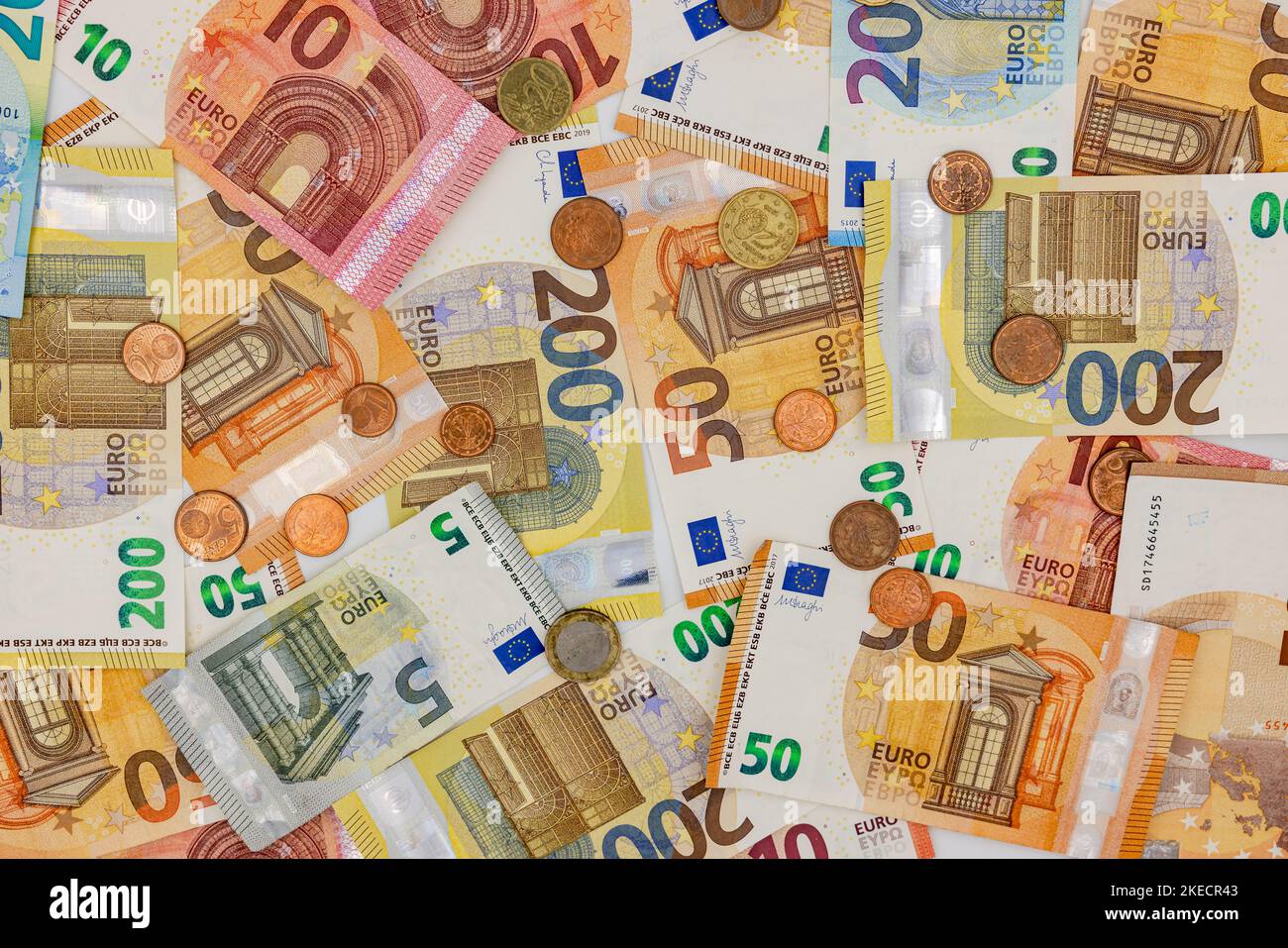 5-Euro-, 10-Euro-, 20-Euro-, 50-Euro- und 200-Euro-Banknoten und -Banknoten als farbenfroher und wertvoller Hintergrund Stockfoto