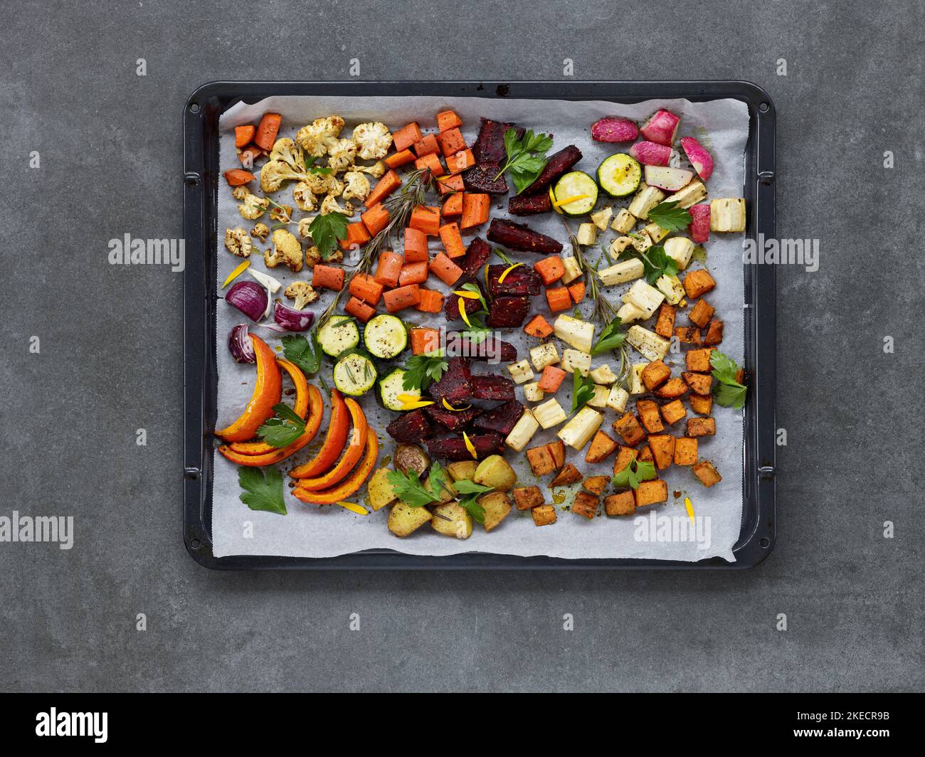 ayurvedische Küche, Backblech von oben mit saisonalem Gemüse aus dem Ofen auf Backpapier Stockfoto