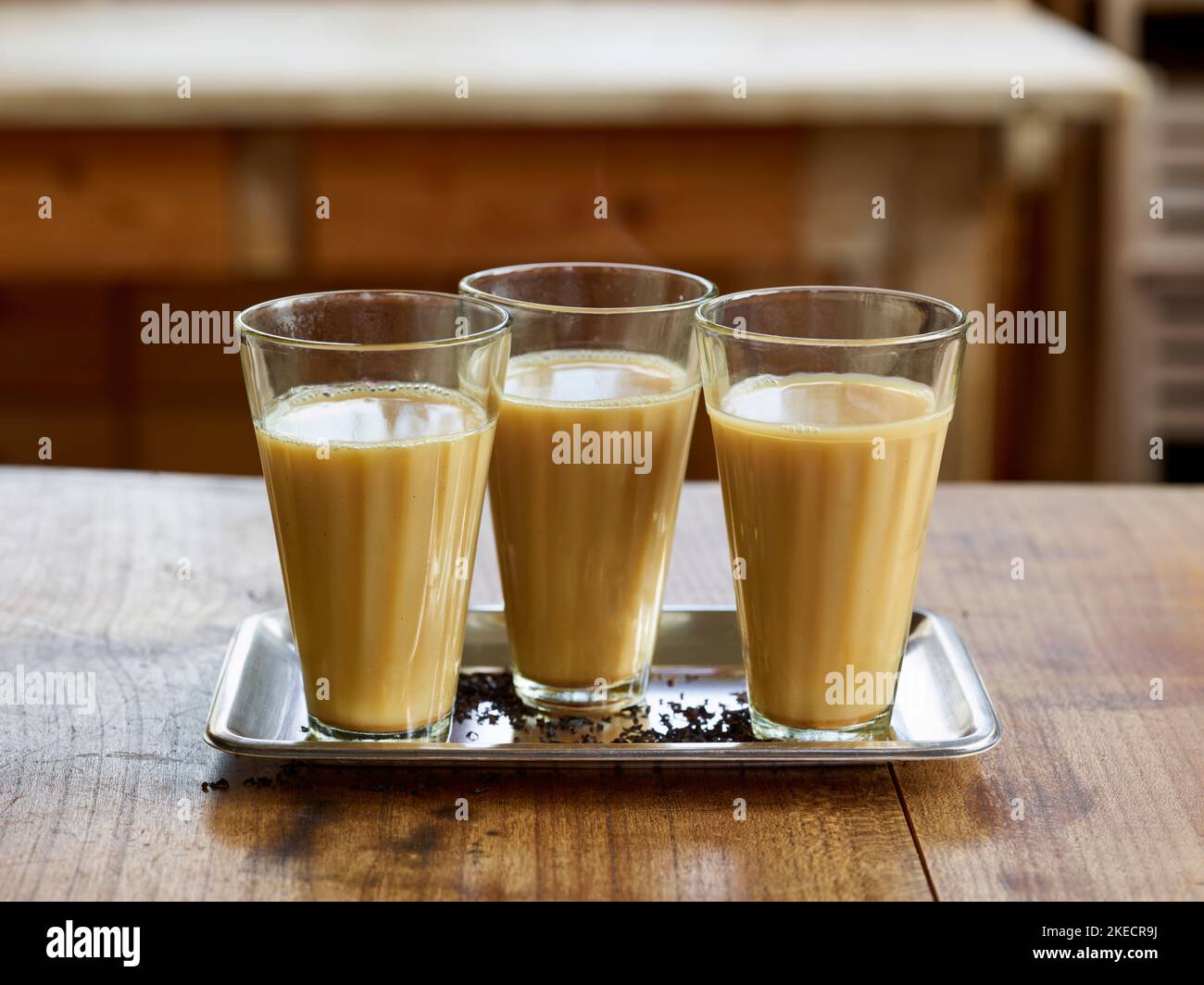 ayurvedische Küche, drei Gläser Golden Chai Tee mit Milch oder Hafermilch Stockfoto
