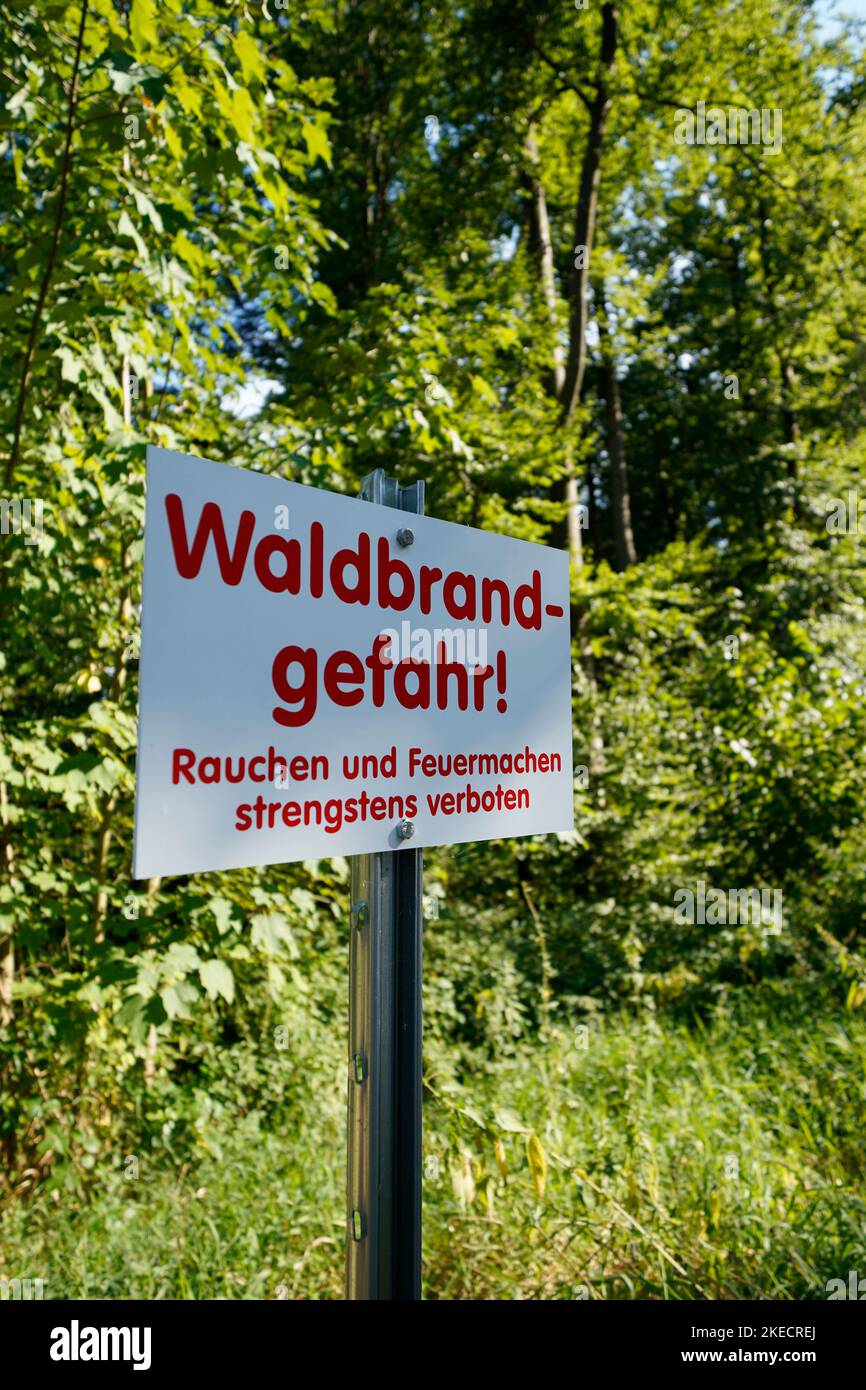 Deutschland, Bayern, Oberbayern, Kreis Altötting, Wald, Waldbrand Gefahr, Schild, Rauchen und Feuermachen streng verboten Stockfoto