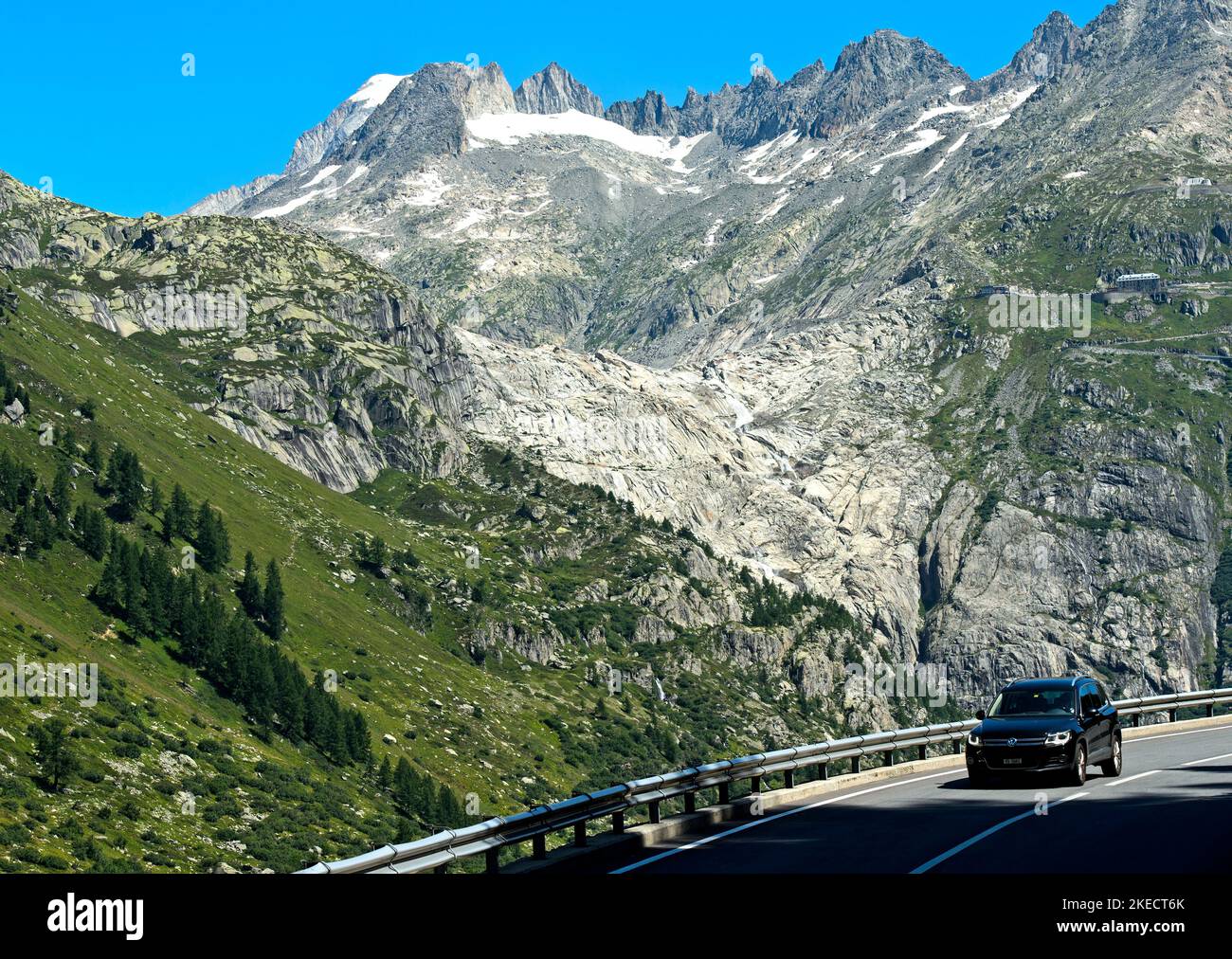 Das Quellwasser der Rhone in der eisfreien, ehemaligen Bodenmoräne des Rhonegletschers neben der Passstraße zum Furkapass bei Gletsch, Gletsch, Goms, Wallis, Schweiz Stockfoto