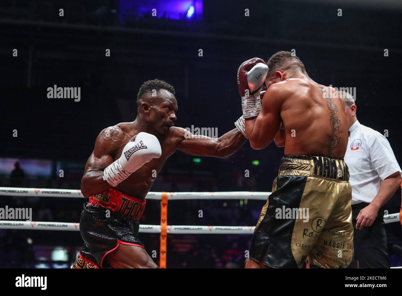 Sheffield, Großbritannien. 11.. November 2022. Thomas Essomba landet einen linken Haken auf Marcel Braithwaite im Kampf Thomas Essomba gegen Marcel Braithwaite bei der Sunny Edwards gegen Felix Alvarado-Karte in der utilita Arena, Sheffield, Großbritannien, 11.. November 2022 (Foto von Gareth Evans/News Images) Credit: News Images LTD/Alamy Live News Stockfoto