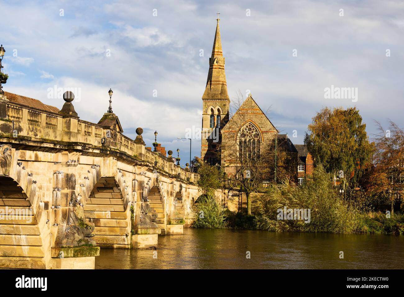Die englische Brücke über den Fluss Severn in Shrewsbury, Shropshire, England. Die Vereinigte Reformierte Kirche befindet sich auf dem gegenüberliegenden Ufer. Stockfoto