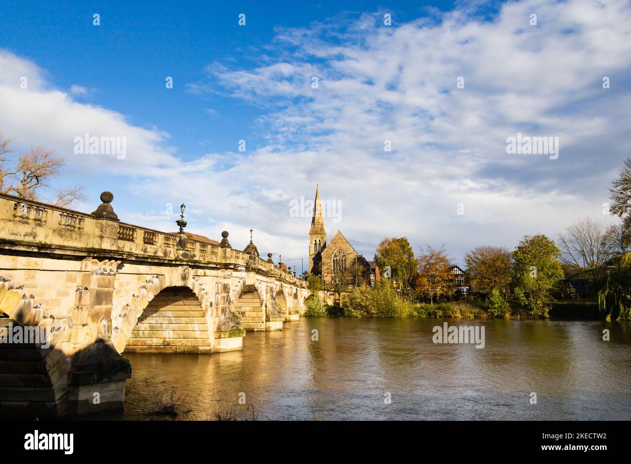 Die englische Brücke über den Fluss Severn in Shrewsbury, Shropshire, England. Die Vereinigte Reformierte Kirche befindet sich auf dem gegenüberliegenden Ufer. Stockfoto