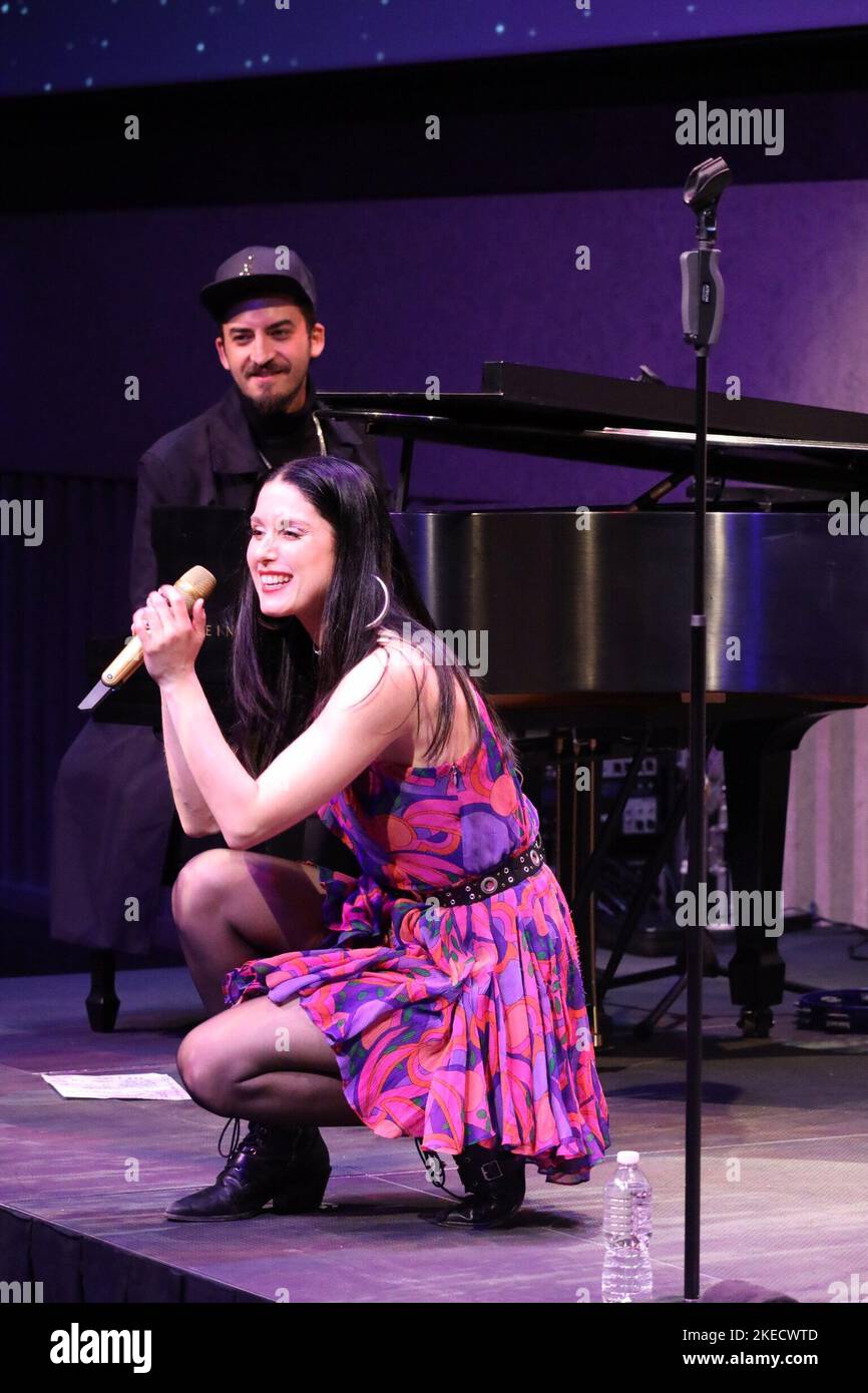 11. November 2022, NYC, NY: (INT) Präsentation der Sängerin Francisca Valenzuela in New York. 11. November 2022, New York, USA: Die in Amerika geborene Singer-Songwriterin Francisca Valenzuela ist ein lateinamerikanischer Superstar, dessen quirlige und fröhliche Folk-influenkte Dance-Pop-Alben ihre Platinum- und Gold Records in Chile einbrachten, wo sie seit ihrem 13. Lebensjahr eine Chart-Topper ist. Als Live-Performerin packt Valenzuela regelmäßig riesige Clubs in ganz Südamerika und begeistert das Publikum mit ihren Fähigkeiten als Sängerin, Schlagzeugerin, Gitarristin und Pianistin. Diese seltene und intime Solo-Show im Atrium zeigt Th Stockfoto