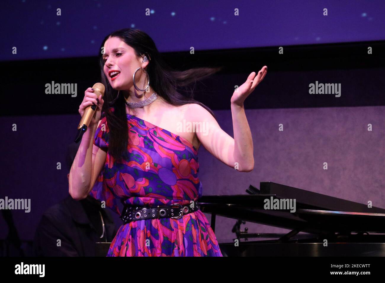 11. November 2022, NYC, NY: (INT) Präsentation der Sängerin Francisca Valenzuela in New York. 11. November 2022, New York, USA: Die in Amerika geborene Singer-Songwriterin Francisca Valenzuela ist ein lateinamerikanischer Superstar, dessen quirlige und fröhliche Folk-influenkte Dance-Pop-Alben ihre Platinum- und Gold Records in Chile einbrachten, wo sie seit ihrem 13. Lebensjahr eine Chart-Topper ist. Als Live-Performerin packt Valenzuela regelmäßig riesige Clubs in ganz Südamerika und begeistert das Publikum mit ihren Fähigkeiten als Sängerin, Schlagzeugerin, Gitarristin und Pianistin. Diese seltene und intime Solo-Show im Atrium zeigt Th Stockfoto