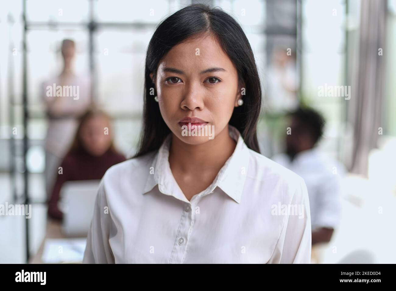 Junge schöne asiatische Geschäftsfrau Berater , Porträt eines Mitarbeiters Blick auf die Kamera Stockfoto