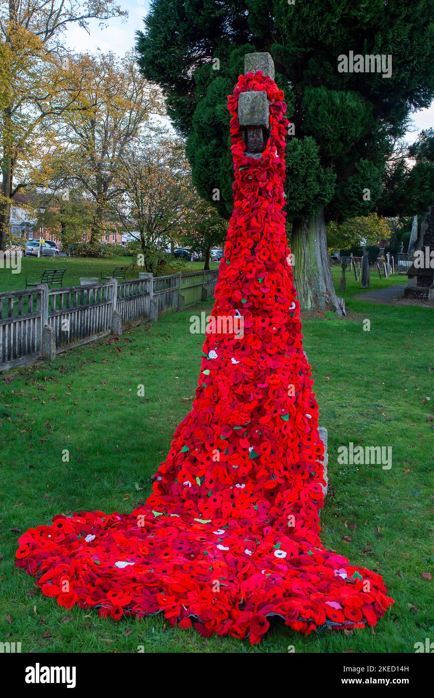 Beaconsfield, Buckinghamshire, Großbritannien. 11.. November 2022. Große gestrickte Gedenkstätten zum Remembrance Day in Beaconsfield, Buckinghamshire, auf dem Gelände der Pfarrkirche St. Mary and All Saints. Quelle: Maureen McLean/Alamy Live News Stockfoto