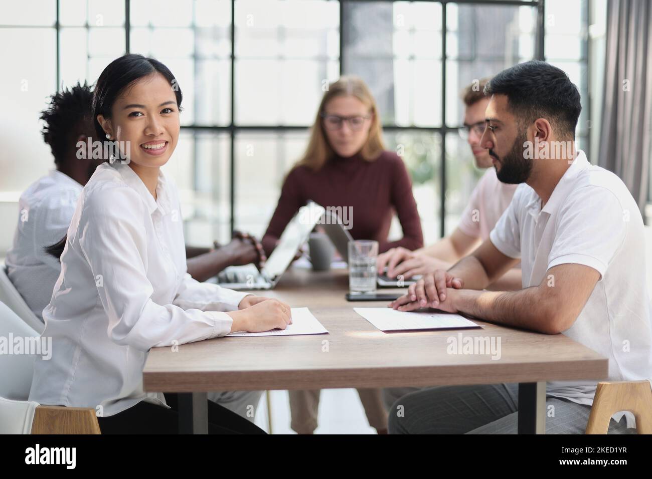 Gruppe von glücklich Geschäftsleute in einem Meeting im Büro Stockfoto