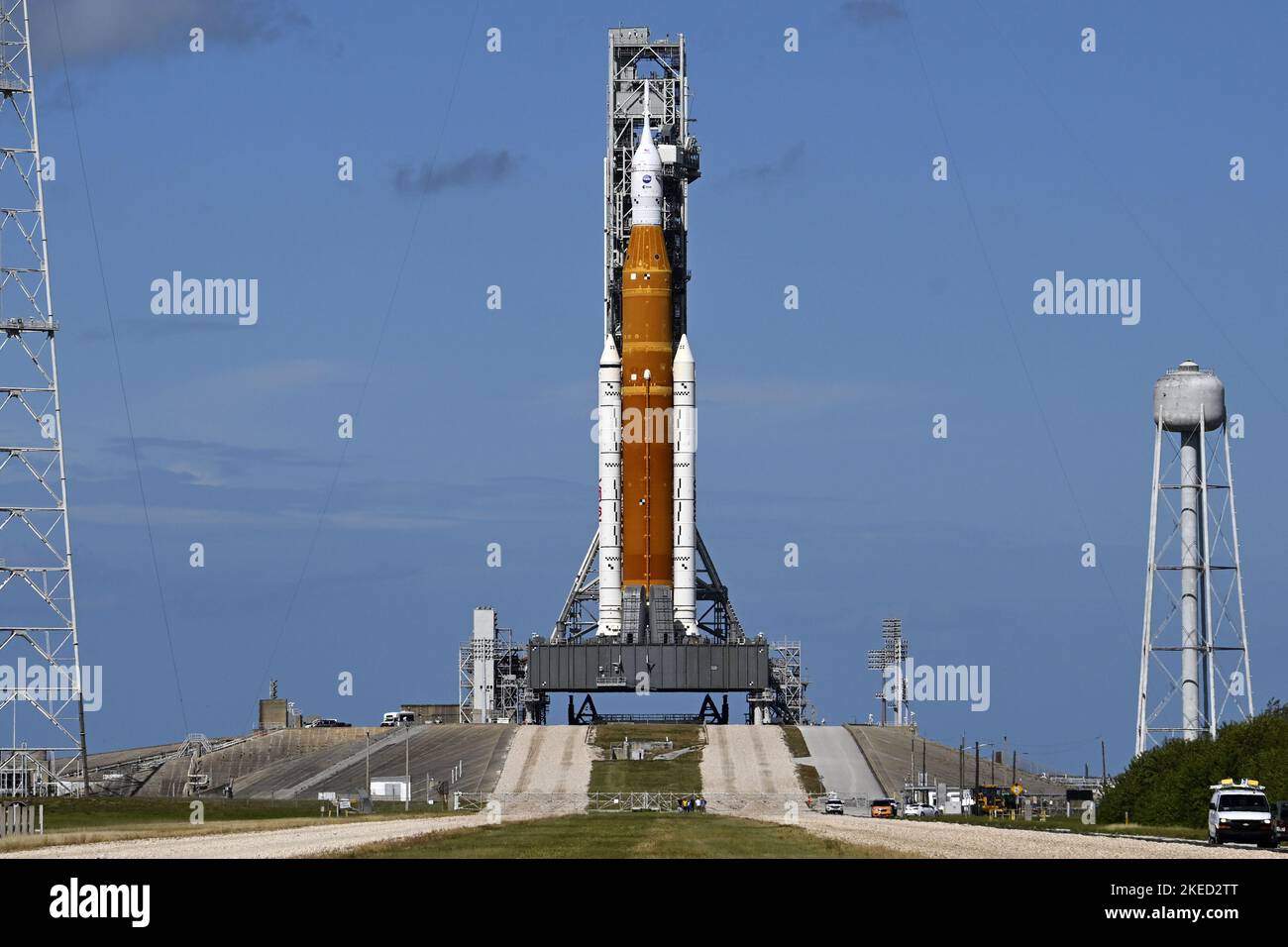 Die Space Launch System (SLS)-Rakete und die Orion-Raumsonde stehen am Freitag, den 11. November 2022, auf dem Komplex 39-B im Kennedy Space Center, Florida. Das NASA-Startteam überprüft das Fahrzeug, nachdem es den Auswirkungen des US-amerikanischen Vorfahrens Nicole Anfang dieser Woche standgehalten hatte. Es ist geplant, dass das Fahrzeug auf dem Jungfernflug des Artemis-Programms der NASA startet. Foto von Joe Marino/UPI Credit: UPI/Alamy Live News Stockfoto