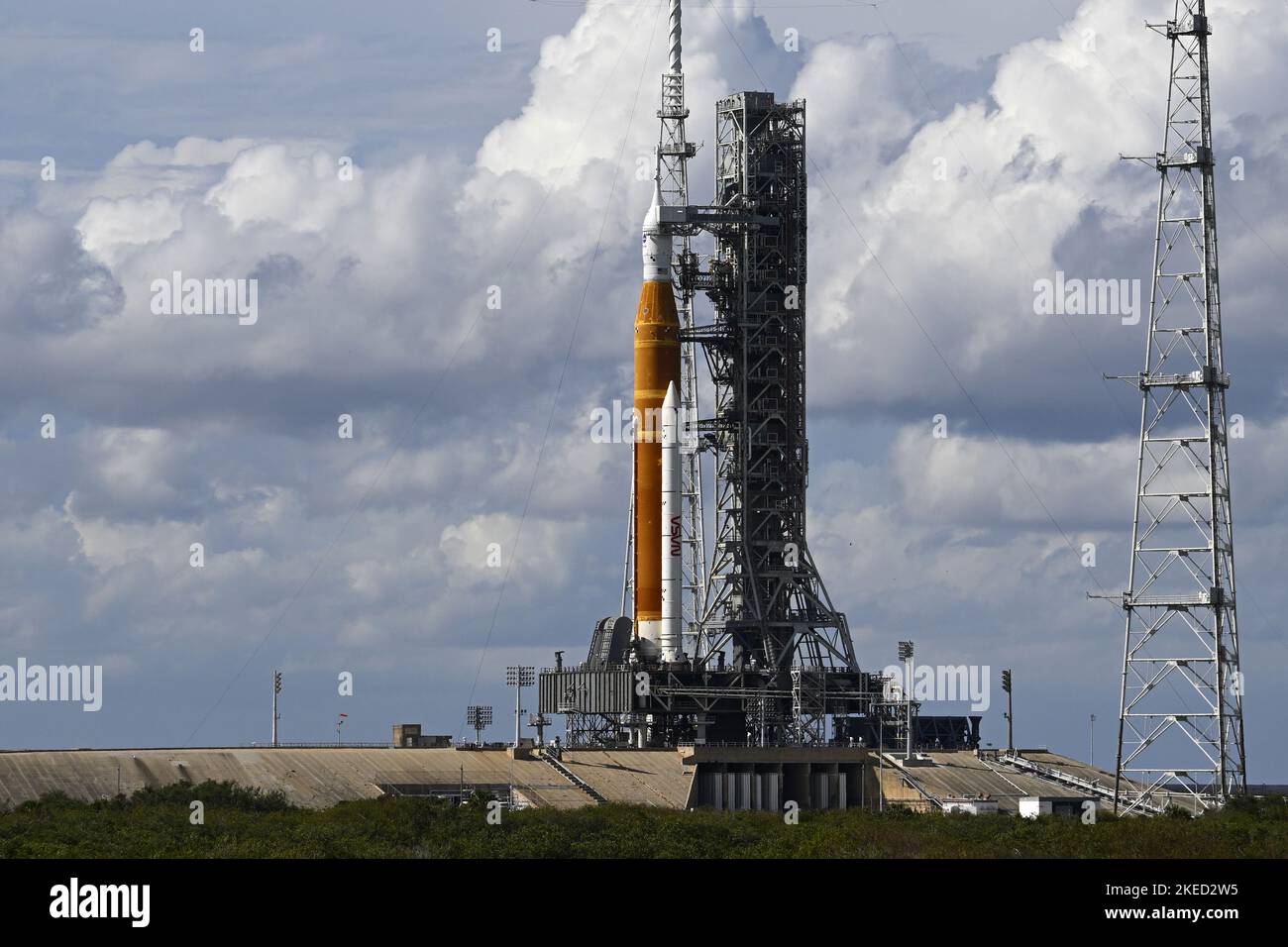 Die Space Launch System (SLS)-Rakete und die Orion-Raumsonde stehen am Freitag, den 11. November 2022, auf dem Komplex 39-B im Kennedy Space Center, Florida. Das NASA-Startteam überprüft das Fahrzeug, nachdem es den Auswirkungen des US-amerikanischen Vorfahrens Nicole Anfang dieser Woche standgehalten hatte. Es ist geplant, dass das Fahrzeug auf dem Jungfernflug des Artemis-Programms der NASA startet. Foto von Joe Marino/UPI Credit: UPI/Alamy Live News Stockfoto