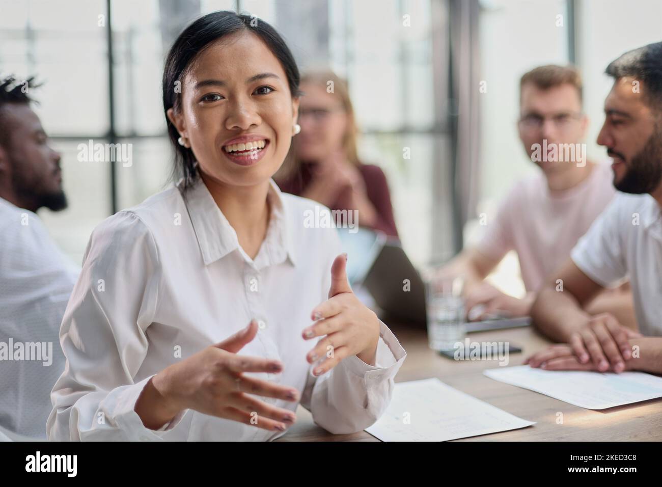 Professionelles Geschäftsteam, das neue kommerzielle Projekte diskutiert Stockfoto