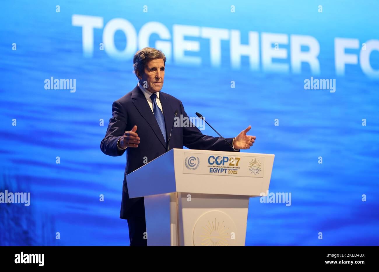 Sharm El Sheikh, Ägypten. 11.. November 2022. Der Sonderbeauftragte des Präsidenten für Klima, John Kerry, spricht am Freitag, den 11. November 2022, auf der Klimakonferenz der UNFCCC COP27 in Sharm El Sheikh, Ägypten. Foto von COP27/UPI Credit: UPI/Alamy Live News Stockfoto
