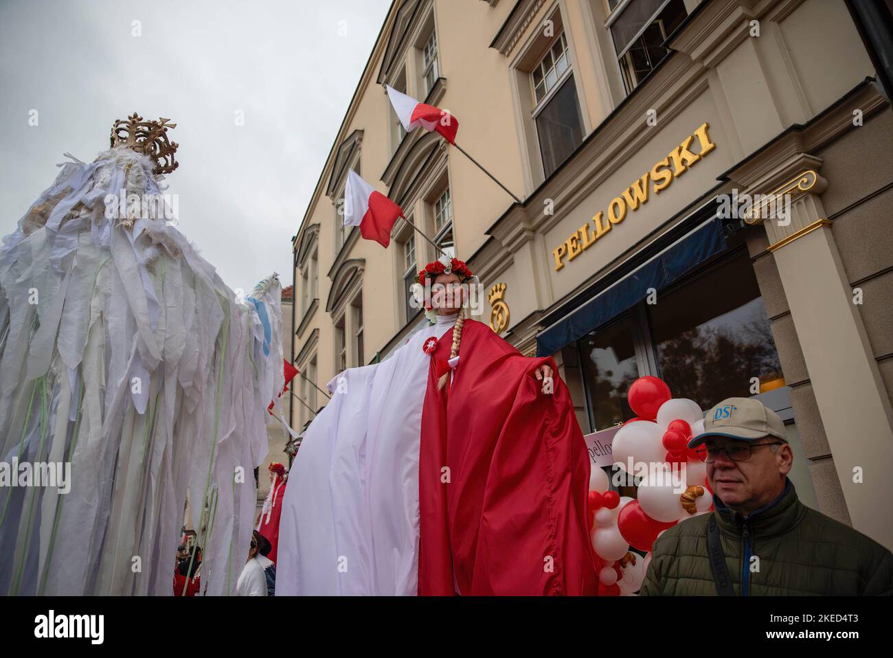 Die Bewohner der Stadt warten auf den Beginn der Parade. Die Parade 20. im Zusammenhang mit dem 104.. Jahrestag der Wiedererlangung der Unabhängigkeit Polens fand in GDA'sk statt. Der spektakuläre und geclusterte marsch durch Danzig endete mit einem gemeinsamen Gesang der Nationalhymne. Aufgrund der außergewöhnlichen Situation des Krieges in der Ukraine luden die Organisatoren auch Mitglieder der ukrainischen Gemeinde ein, an der Parade teilzunehmen, um gemeinsam die historische Bedeutung dieser außergewöhnlichen Zeit für Polen, die Ukraine und das GDA zu betonen. (Foto von Agnieszka Pazdykiewicz/SOPA Images/Sipa USA) Stockfoto