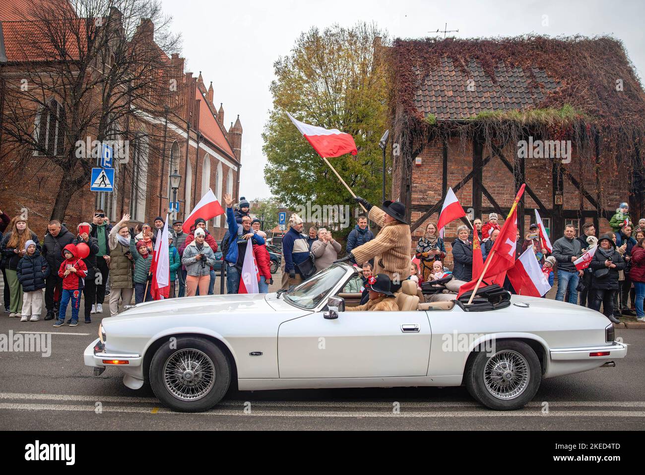 Bewohner, die auf dem Bürgersteig stehen, beobachten die Parade. Die Parade 20. im Zusammenhang mit dem 104.. Jahrestag der Wiedererlangung der Unabhängigkeit Polens fand in GDA'sk statt. Der spektakuläre und geclusterte marsch durch Danzig endete mit einem gemeinsamen Gesang der Nationalhymne. Aufgrund der außergewöhnlichen Situation des Krieges in der Ukraine luden die Organisatoren auch Mitglieder der ukrainischen Gemeinde ein, an der Parade teilzunehmen, um gemeinsam die historische Bedeutung dieser außergewöhnlichen Zeit für Polen, die Ukraine und das GDA zu betonen. (Foto von Agnieszka Pazdykiewicz/SOPA Images/Sipa USA) Stockfoto