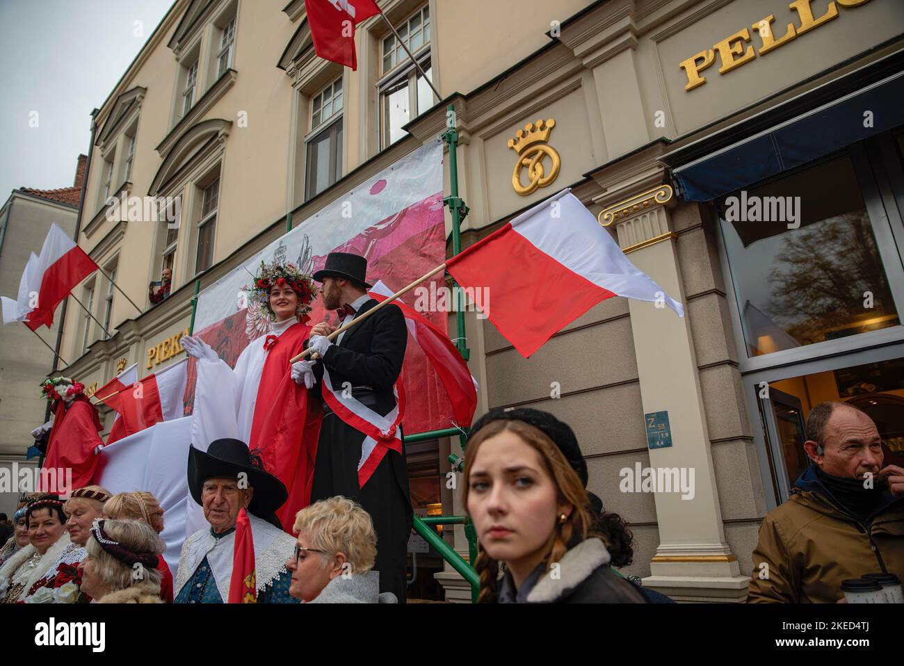 Die Bewohner der Stadt warten auf den Beginn der Parade. Die Parade 20. im Zusammenhang mit dem 104.. Jahrestag der Wiedererlangung der Unabhängigkeit Polens fand in GDA'sk statt. Der spektakuläre und geclusterte marsch durch Danzig endete mit einem gemeinsamen Gesang der Nationalhymne. Aufgrund der außergewöhnlichen Situation des Krieges in der Ukraine luden die Organisatoren auch Mitglieder der ukrainischen Gemeinde ein, an der Parade teilzunehmen, um gemeinsam die historische Bedeutung dieser außergewöhnlichen Zeit für Polen, die Ukraine und das GDA zu betonen. (Foto von Agnieszka Pazdykiewicz/SOPA Images/Sipa USA) Stockfoto