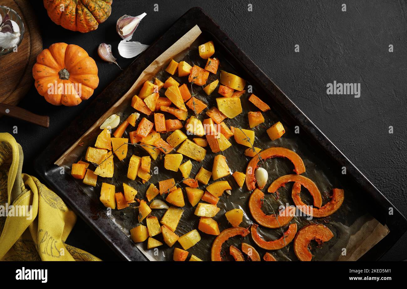 Geröstete Butternut Scheiben mit Thymian zerdrücken, Platz für Ihren Text kopieren Stockfoto