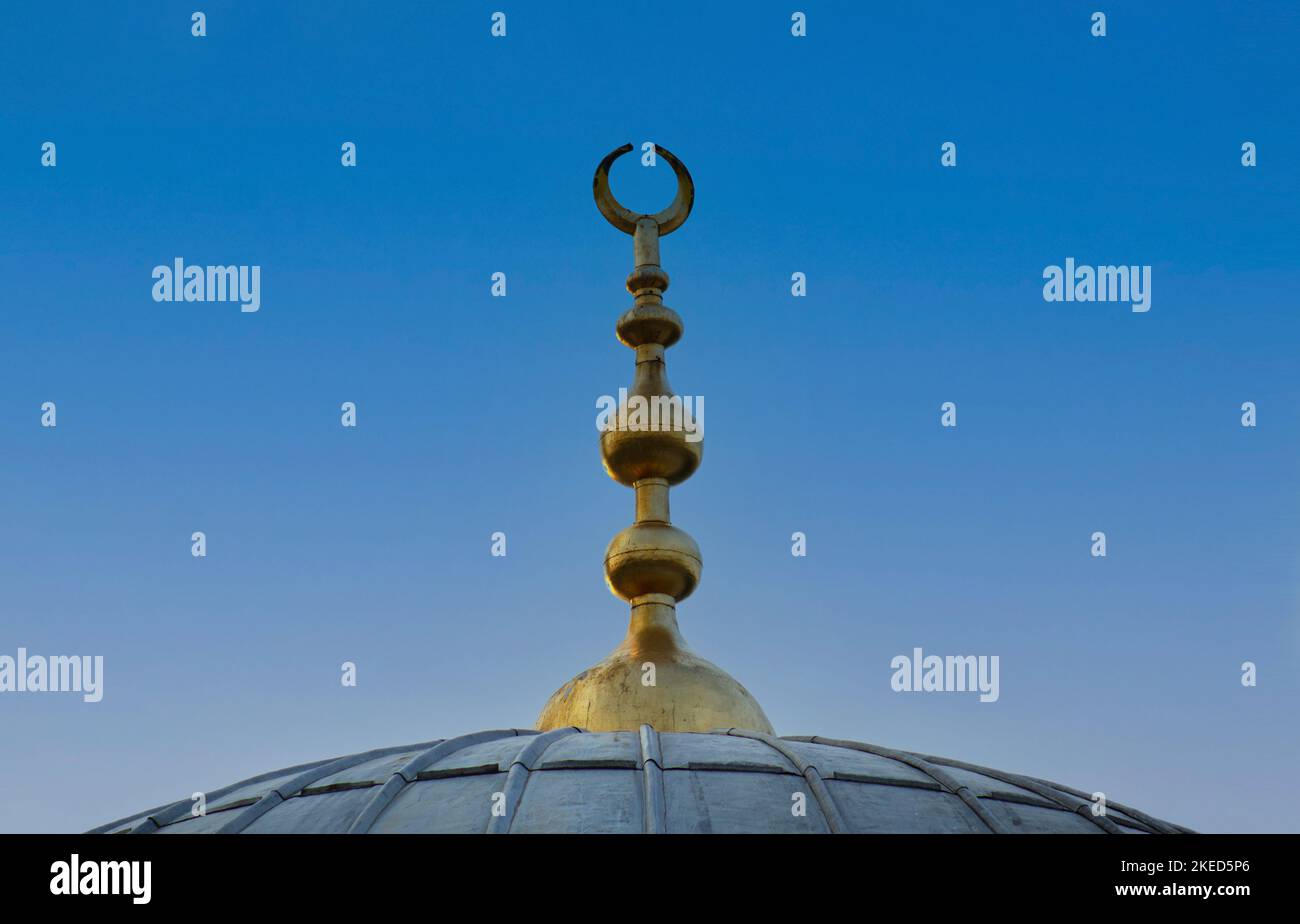 Moschee-Kuppel und goldenes Alem isoliert am klaren blauen Himmel Stockfoto