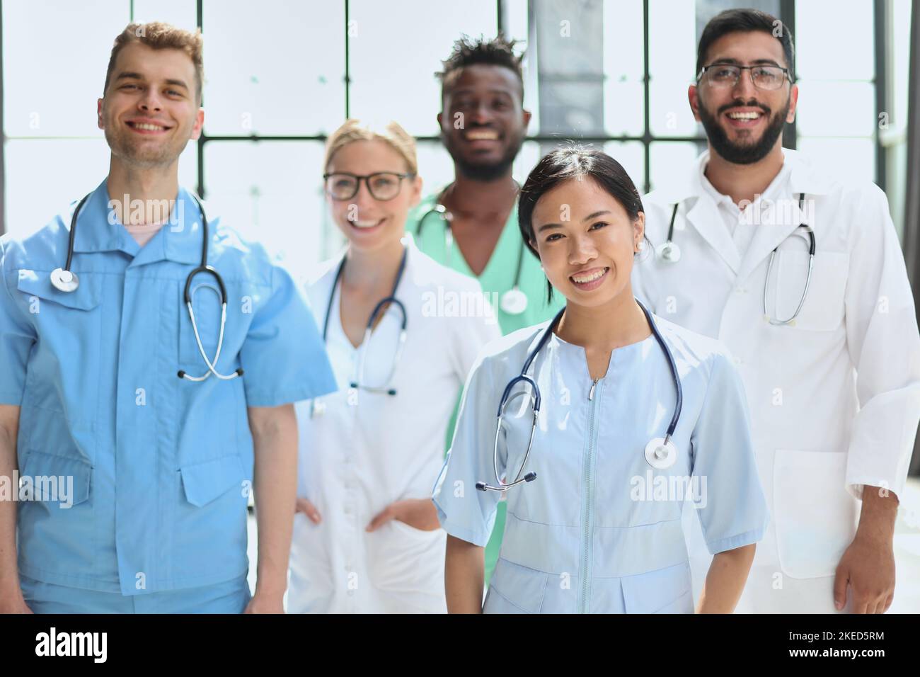 Beruf Medizinpersonal. Multinationale Menschen - Arzt, Krankenschwester und Chirurg. Stockfoto