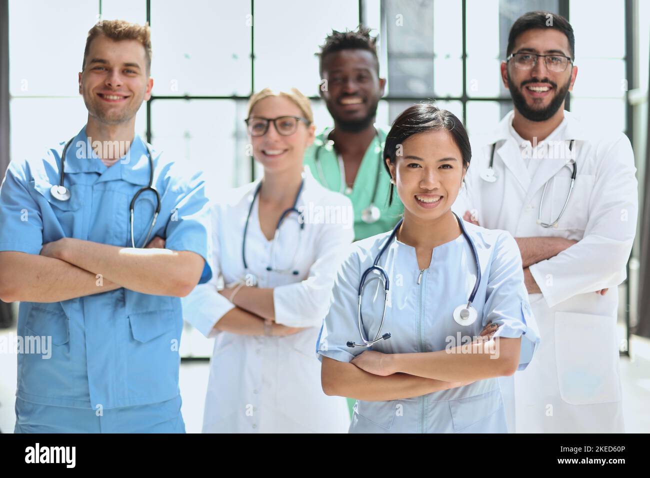 Multinationale Gruppe von Ärzten und Praktikanten zusammen. Stockfoto