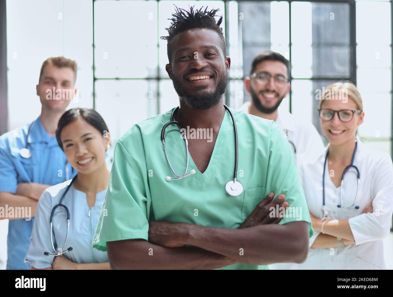Lächelnde Gruppe von Wissenschaftlern im modernen Labor mit männlichen afroamerikanischen Führer, mischen Rasse Stockfoto