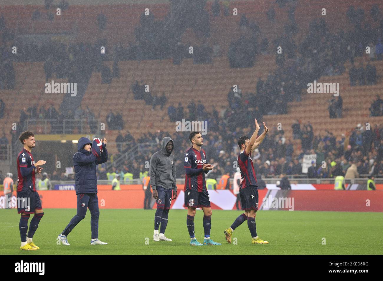 Mailand, Italien. 09.. November 2022. Italien, Mailand, 9 2022. november: Spieler des FC Bologna begrüßen nach dem Besiegten die Fans in den Tribünen am Ende des Fußballspiels FC INTER vs BOLOGNA FC, Serie A 2022-2023 day14 San Siro Stadion (Foto von Fabrizio Andrea Bertani/Pacific Press/Sipa USA) Kredit: SIPA USA/Alamy Live News Stockfoto