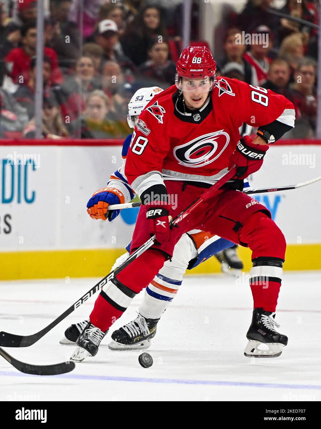 Raleigh, North Carolina, USA. 10.. November 2022. Carolina Hurricanes Zentrum Martin Necas (88) Skates den Puck durch Edmonton Oilers Verteidiger in der zweiten Spielperiode zwischen den Edmonton Oilers und den Carolina Hurricanes in der PNC Arena in Raleigh, NC, am 10. November 2022. (Bild: © Spencer Lee/ZUMA Press Wire) Stockfoto