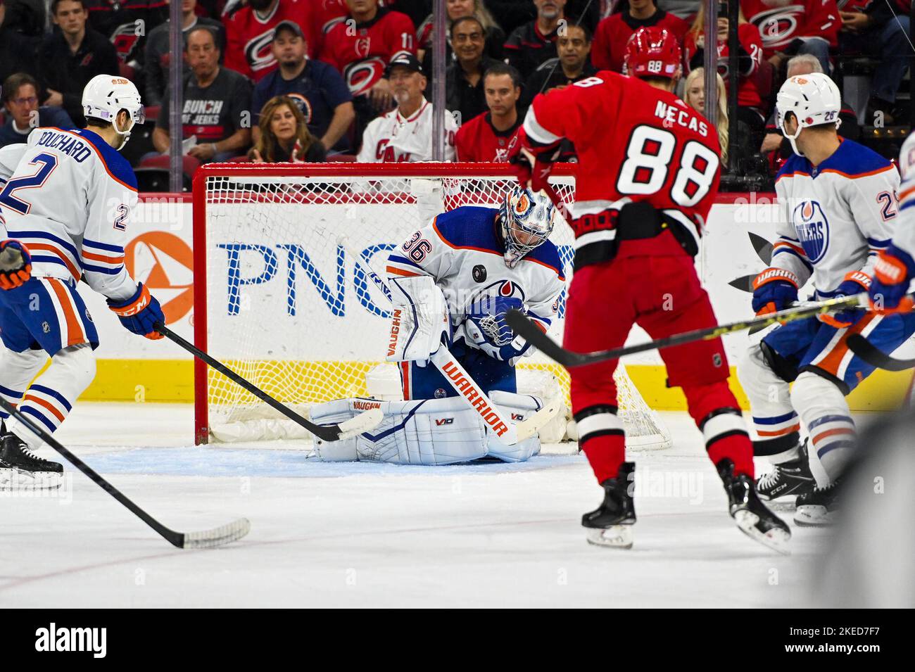 Raleigh, North Carolina, USA. 10.. November 2022. Edmonton Oilers Torhüter Jack Campbell (36) spart in der ersten Periode während eines Spiels zwischen den Edmonton Oilers und den Carolina Hurricanes in der PNC Arena in Raleigh, NC, am 10. November 2022. (Bild: © Spencer Lee/ZUMA Press Wire) Stockfoto