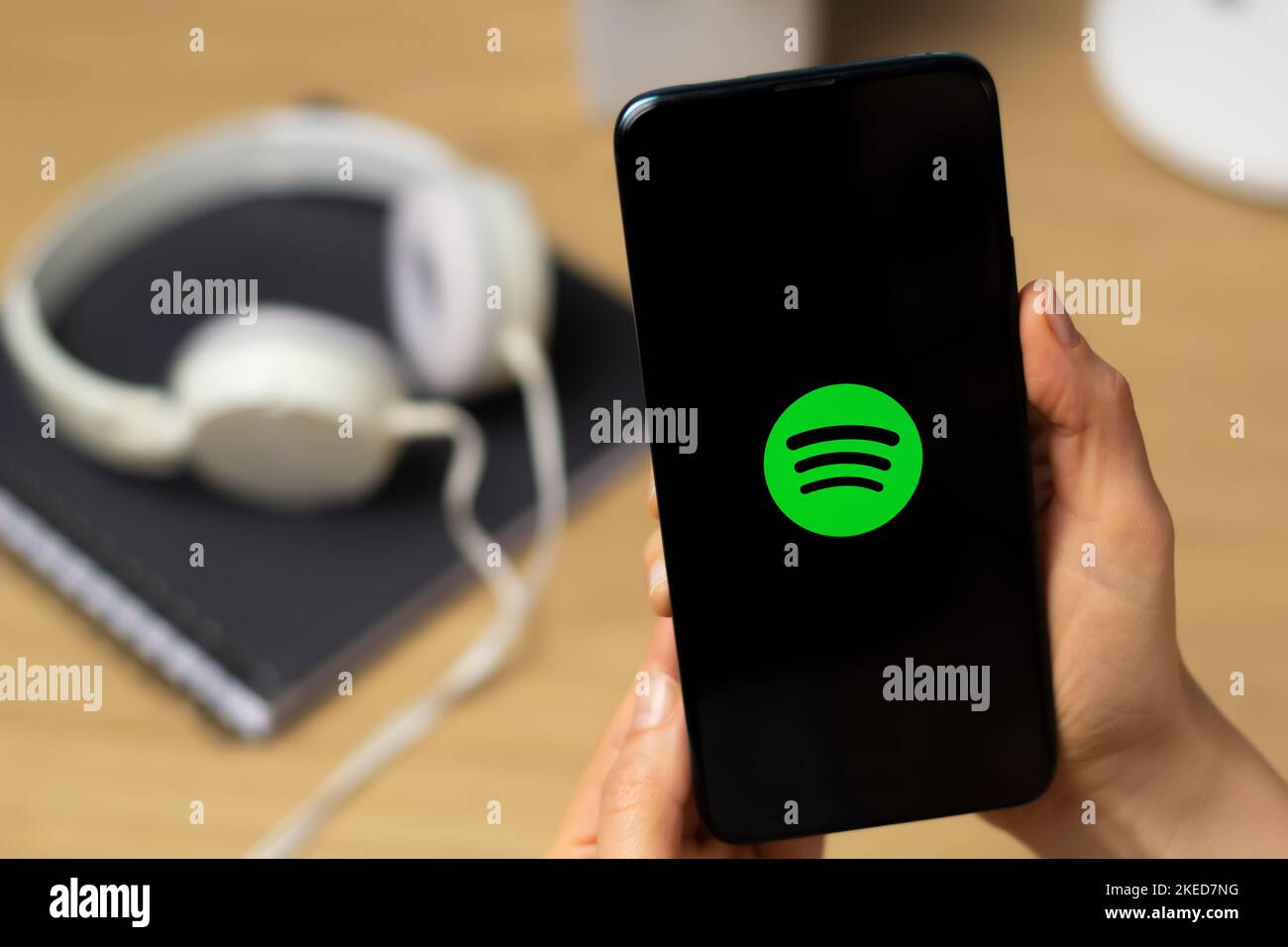 Kiew, Ukraine - 15.. Oktober 2022: Spotify-Logo auf dem Bildschirm eines Smartphones in den Händen einer Frau. Streaming-Dienst zum Musikhören. Stockfoto