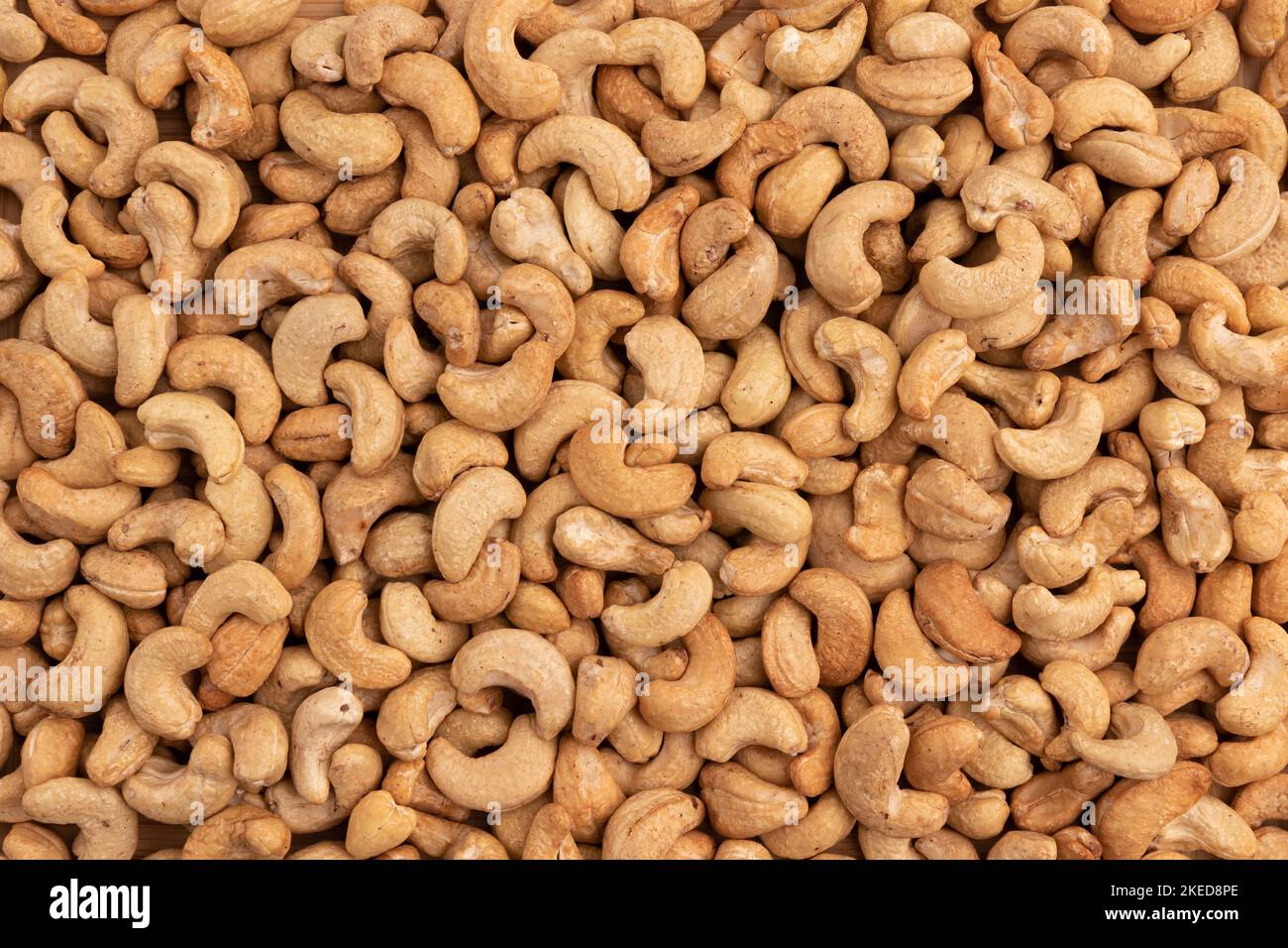 Hintergrund von Bio-Cashewnüssen, geröstetem gesalzenem Cashew für Snacks, gesunde Ernährung, leckeres Frühstück Stockfoto
