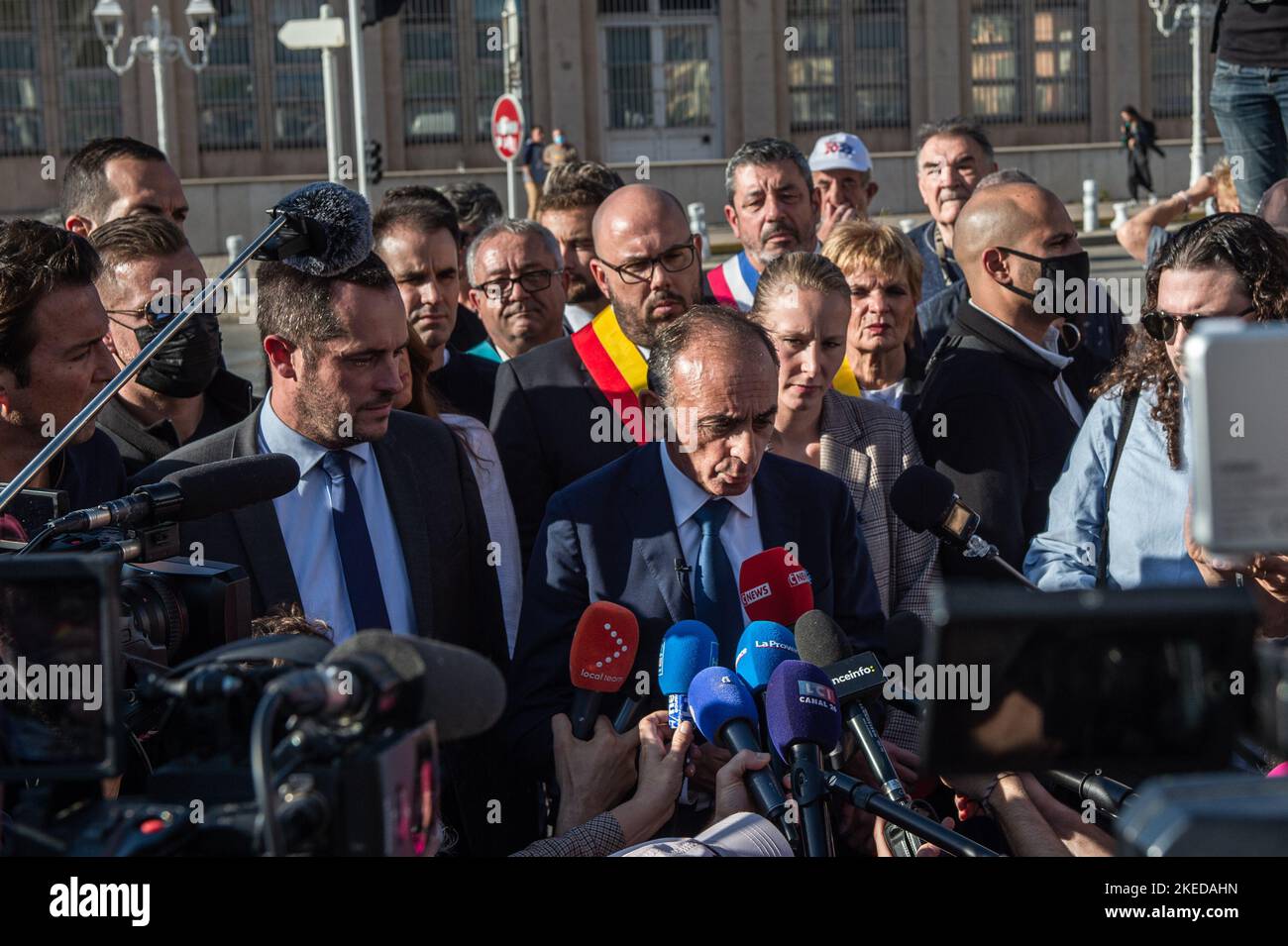 Toulon, Frankreich. 11.. November 2022. Eric Zemmour, umgeben von Journalisten, antwortet der Presse vor dem Marinestützpunkt Toulon, an dem das Schiff Ocean Viking angedockt ist. Die „Reconquete!“ Die Partei des rechtsextremen Polemikers Eric Zemmour organisierte eine Protestaktion gegen die Aufnahme von Flüchtlingen durch Frankreich. Am 11. November 2022 traf die Ocean Viking mit 230 Migranten an Bord in Toulon ein. Dies ist das erste Mal, dass ein SOS Mediterranée-Schiff Migranten in Frankreich landete. Dieser außergewöhnliche Empfang, so die französischen Behörden, folgt auf die Weigerung Italiens, dem Brummen Landrechte zu gewähren Stockfoto