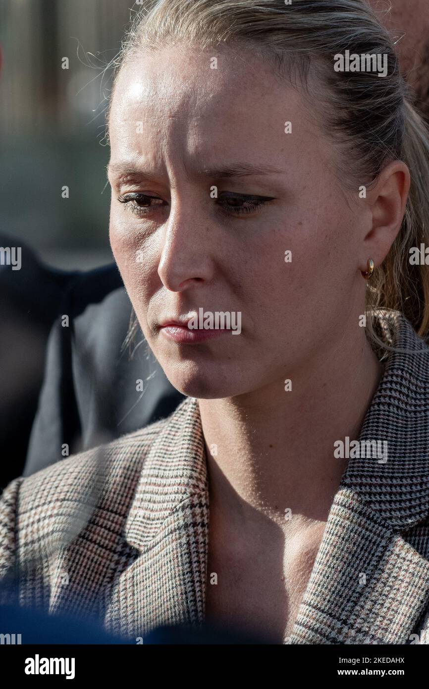 Toulon, Frankreich. 11.. November 2022. Toulon, Frankreich. 11.. November 2022. Marion Marechal Le Pen bei einer Pressekonferenz gesehen. Die „Reconquete!“ Die Partei des rechtsextremen Polemikers Eric Zemmour organisierte eine Protestaktion gegen die Aufnahme von Flüchtlingen durch Frankreich. Am 11. November 2022 traf die Ocean Viking mit 230 Migranten an Bord in Toulon ein. Dies ist das erste Mal, dass ein SOS Mediterranée-Schiff Migranten in Frankreich landete. Kredit: SOPA Images Limited/Alamy Live Nachrichten Stockfoto