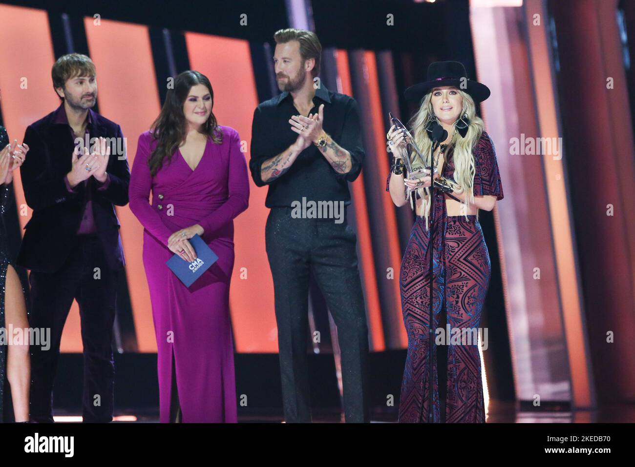 10. November 2022 - Nashville, Tennessee - Lainey Wilson, Dave Haywood, Hillary Scott, Charles Kelley, Lady A. 56. jährliche CMA Awards in der Bridgestone Arena. (Bild: © Debby Wong/AdMedia über ZUMA Press Wire) Stockfoto