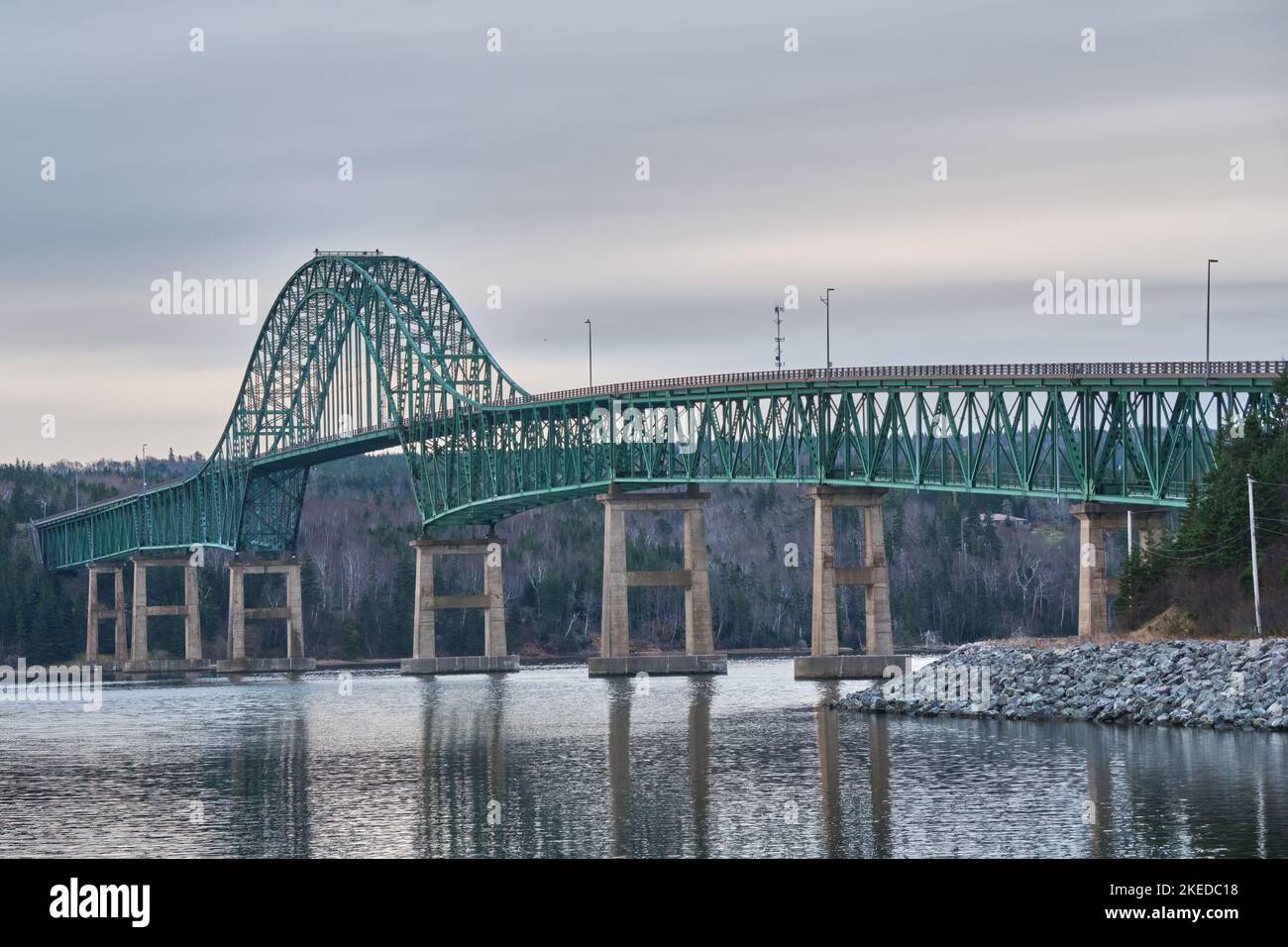 Seal Island Bridge in Victoria County Nova Scotia ist die drittlängste Brücke der Provinz. Die durchgangsbogenartige Designbrücke überquert die Great Bras Stockfoto