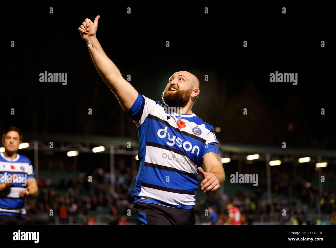 Baths Tom Dunn zeigt nach dem Spiel der Gallagher Premiership auf dem Recreation Ground in Bath Anerkennung für seine Fans. Bilddatum: Freitag, 11. November 2022. Stockfoto