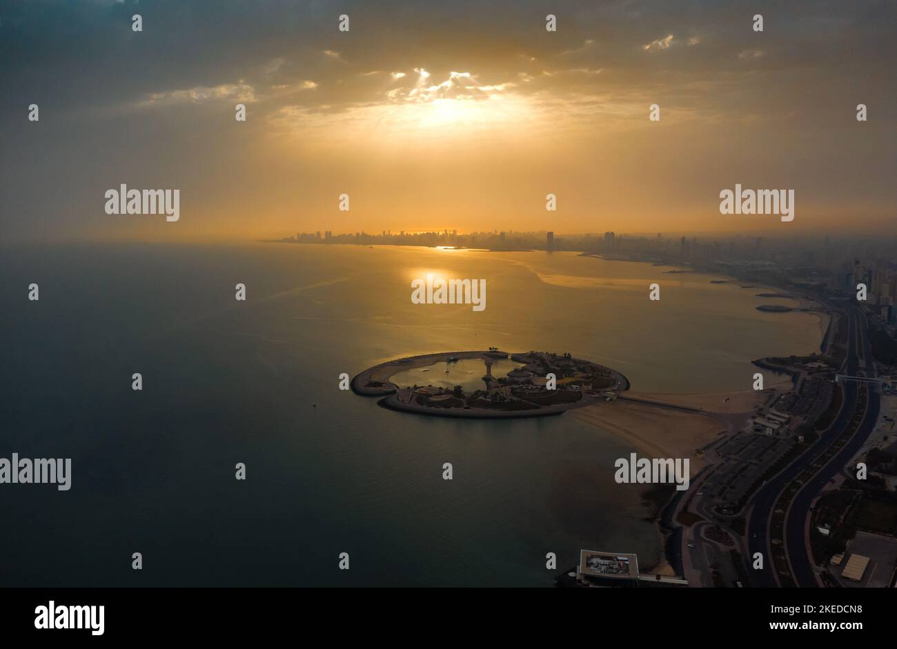 Eine Luftaufnahme einer Insel in Kuwait bei Sonnenuntergang Stockfoto