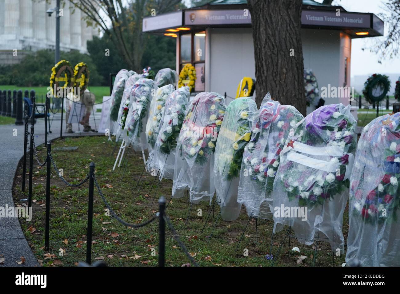 Washington, Usa. 11.. November 2022. Kränze liegen am Veteranentag vor dem Lincoln Memorial, um die Vietnam Memorial Ceremony vorzubereiten. Am Denkmal des Zweiten Weltkriegs in Washington DC versammelten sich Menschen, um eine Kranzlaying-Zeremonie zu beobachten. Bei der Veranstaltung beobachteten Veteranen und Verwandte Gastredner, die Veteranen des Zweiten Weltkriegs für ihren Dienst lobten. Kredit: SOPA Images Limited/Alamy Live Nachrichten Stockfoto