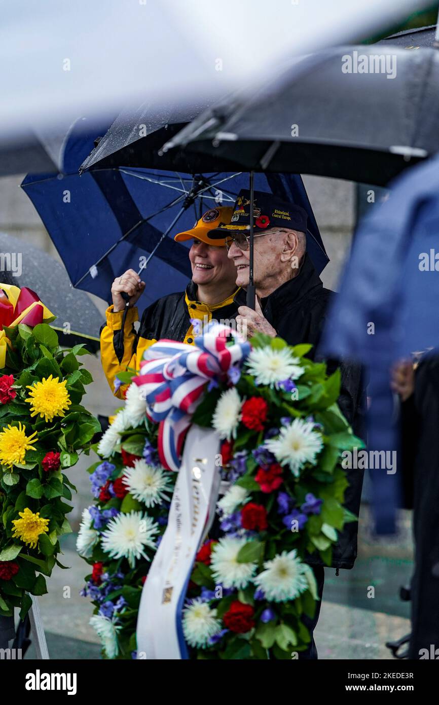 Washington, Usa. 11.. November 2022. Nach Abschluss der Zeremonie steht neben einem Kranz ein Veteran aus dem Zweiten Weltkrieg. Am Denkmal des Zweiten Weltkriegs in Washington DC versammelten sich Menschen, um eine Kranzlaying-Zeremonie zu beobachten. Bei der Veranstaltung beobachteten Veteranen und Verwandte Gastredner, die Veteranen des Zweiten Weltkriegs für ihren Dienst lobten. (Foto: Jordan Tovin/SOPA Images/Sipa USA) Quelle: SIPA USA/Alamy Live News Stockfoto