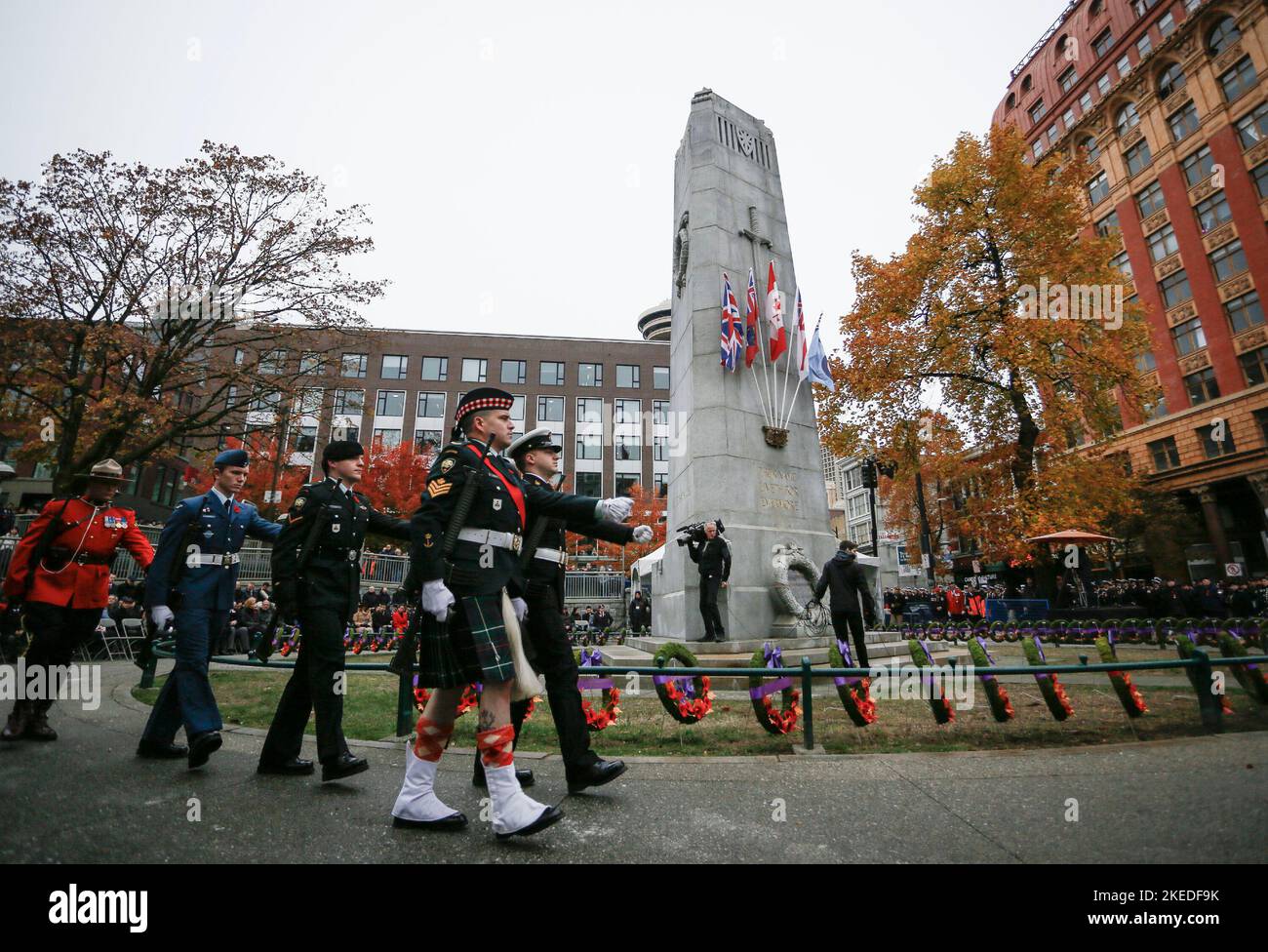 Vancouver, Kanada. 11.. November 2022. Mitglieder kanadischer Soldaten marschieren am 11. November 2022 auf dem Victory Square während einer Gedenkfeier in Vancouver, British Columbia, Kanada. Quelle: Liang Sen/Xinhua/Alamy Live News Stockfoto