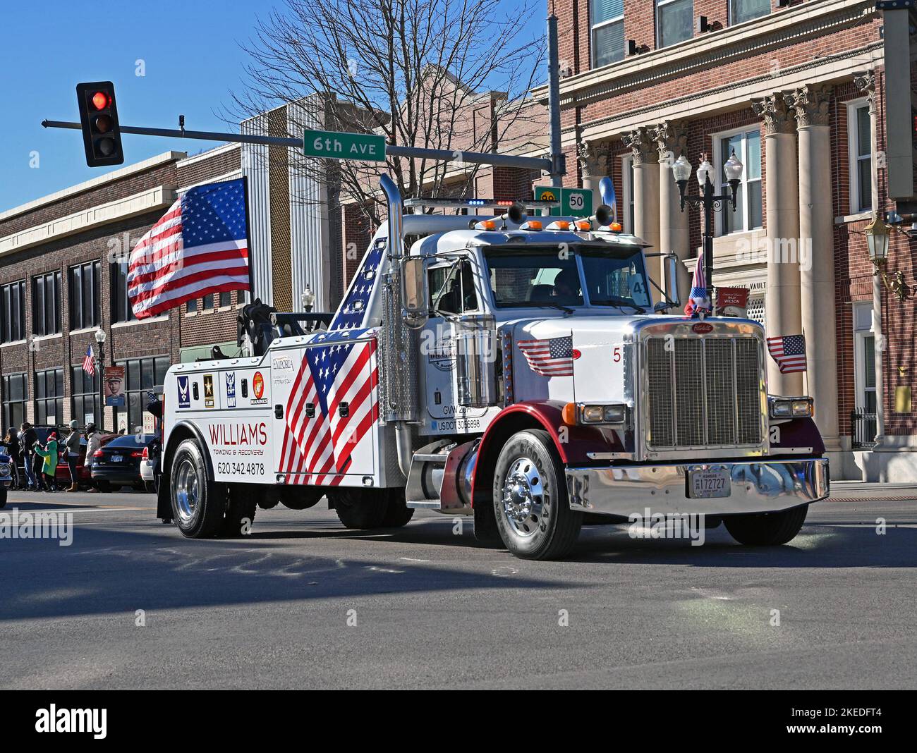 EMPORIA, KANSAS - 11. NOVEMBER 2022A sehr großer Abschleppwagen gefolgt von Company Ein 1. Bataillon des 635. Panzerregiments Kansas National Guard Unit Abrams M1A2 fährt in der heutigen Veterans Day Parade in Emporia, der Gründungsstadt des Veterans Day, auf der Commercial Street nach Norden Credit: Mark Reinstein/MediaPunch Stockfoto