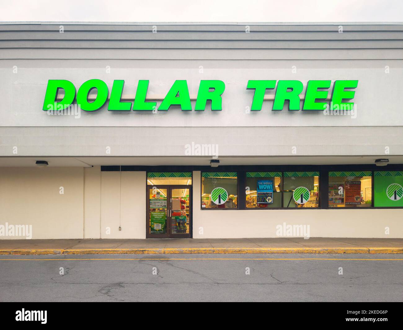 Whitesboro, New York - 17. Okt. 2022: Landschaftsansicht des Dollar Tree Storefront aus nächster Nähe. Dollarbaum ist ein US Discount Store, der bisher nur unter dem Namen $1 bekannt war. Stockfoto