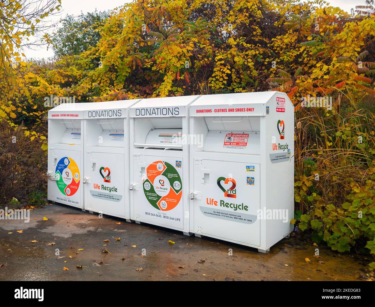 New Hartford, New York - 19. Okt 2022: Nahaufnahme des weißen Metallbehälters für die Sammlung gespendeter Kleidung und Schuhe, die von 2. Life Recycle C betrieben wird Stockfoto